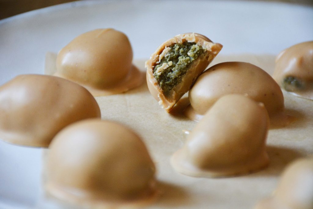 caramelised-vegan-white-chocolate-pumpkin-seeds-butter