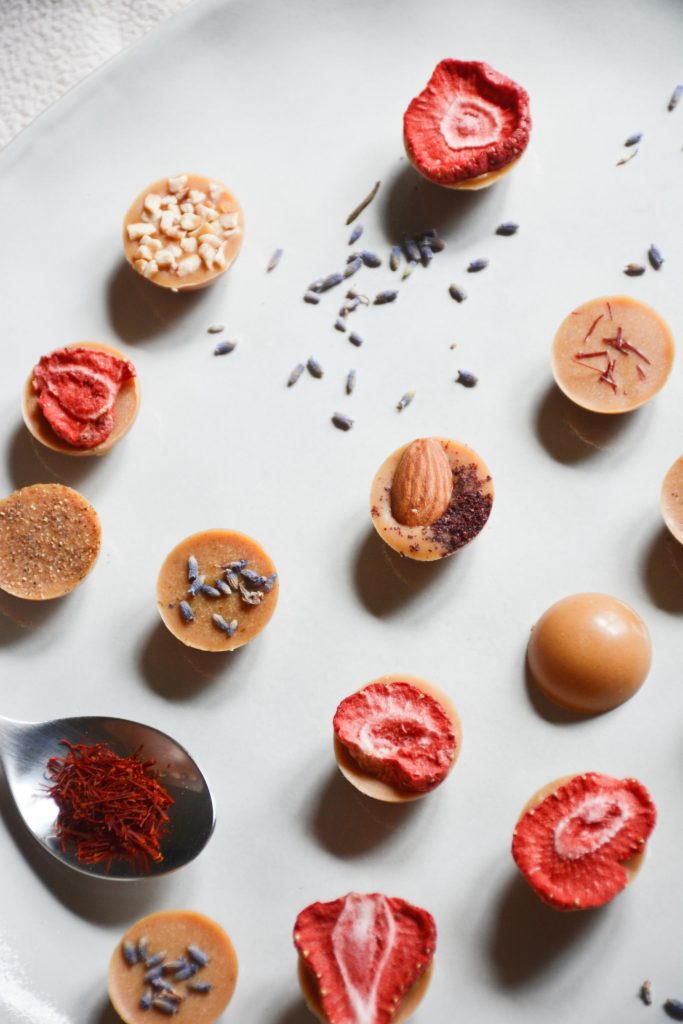 caramelised-white-chocolate-cashews-bonbons