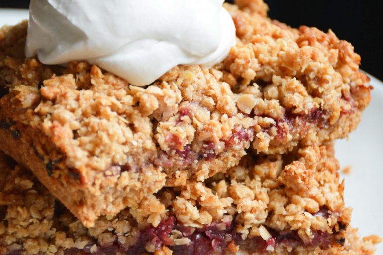 cherry-vegan-crumble-cake-coconut-cream