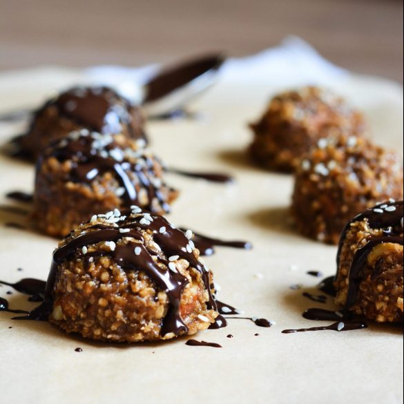 tahini-no-bake-cookies-chocolate-nuts-seeds